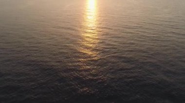 Denizin üzerinde gün batımı