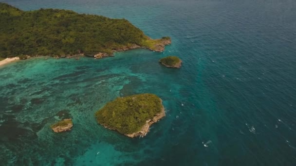 Lagoa com água azul-turquesa — Vídeo de Stock