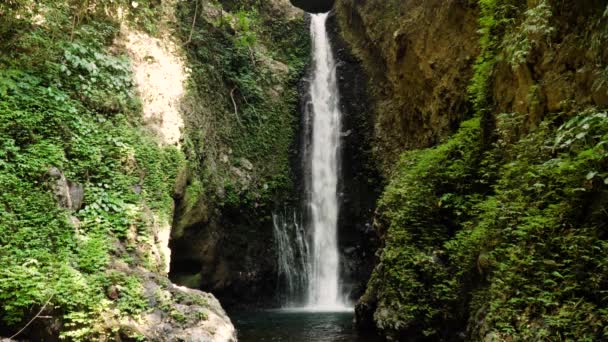 Красивий тропічний водоспад . — стокове відео