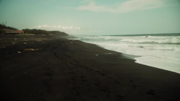 Playa de arena cerca del océano — Vídeos de Stock