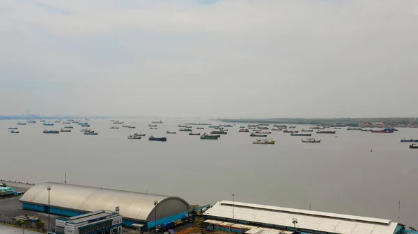 Zeehaven voor vracht en passagiers in Surabaya, Java, Indonesië — Stockfoto