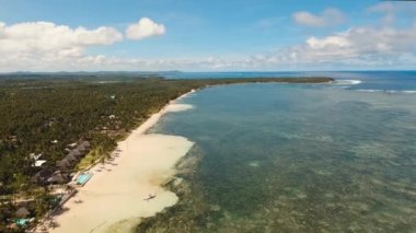 Tropikal plaj ve turkuaz deniz
