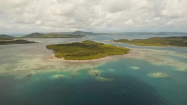 Adaları ve lagün ile deniz manzarası