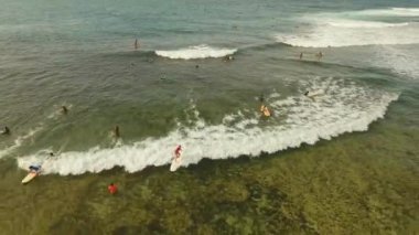 Su yüzeyinde sörfçüler