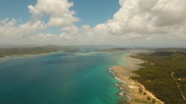 Tropik adanın kıyıları.