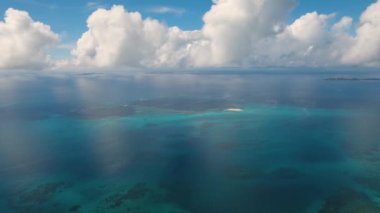 Su yüzey havadan görünümü. Siargao Adası Filipinler.