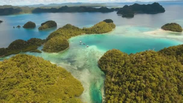 Синя лагуна з островами — стокове відео