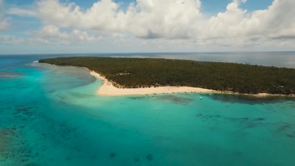 Красивый тропический остров с пляжем. — стоковое видео