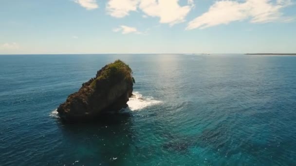 Rots in de zee. Luchtfoto. — Stockvideo