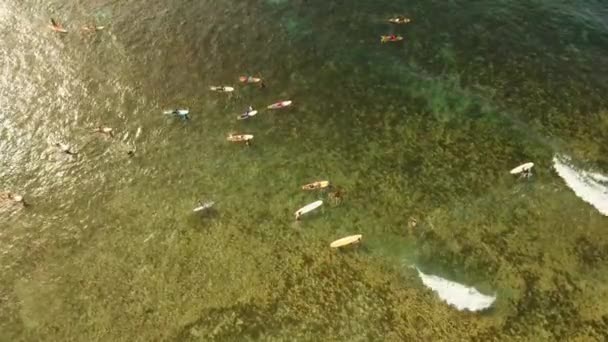水面上的航拍冲浪者在海面上捕捉到海浪 菲律宾Siargao的人们在云彩九号冲浪点学习冲浪 — 图库视频影像