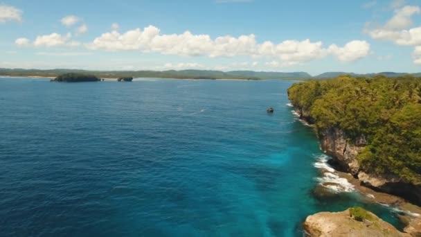 Costa rocosa de la isla tropical — Vídeos de Stock