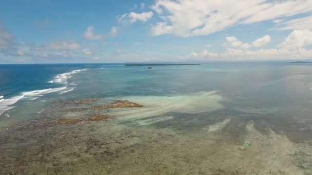 Su yüzey havadan görünümü. Siargao Adası Filipinler. — Stok video