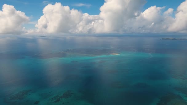 Wasseroberfläche Luftaufnahme. Siargao Insel Philippinen. — Stockvideo