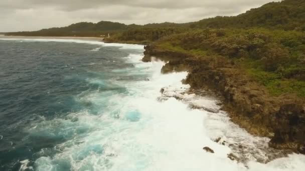 Skalnaté pobřeží tropického ostrova — Stock video