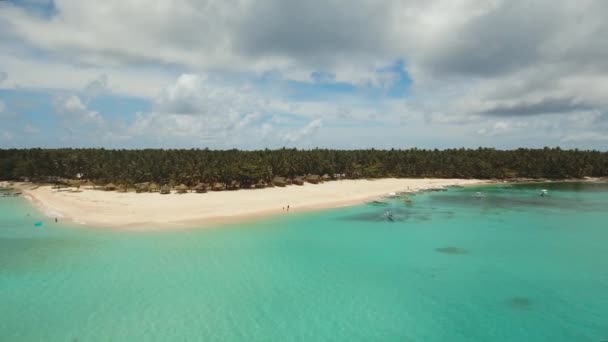 Hermosa isla tropical con playa. — Vídeos de Stock