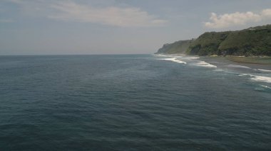 Su yüzeyinde büyük dalgalar, hava manzarası. Bali.