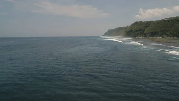 Surface de l'eau avec de grandes vagues, vue aérienne Bali. — Photo