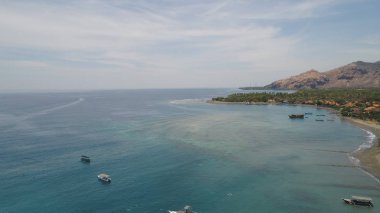 Tropikal plajlı deniz manzarası