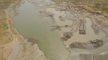 Nehirde temizleniyor ve derinleşiyor. Java, Endonezya