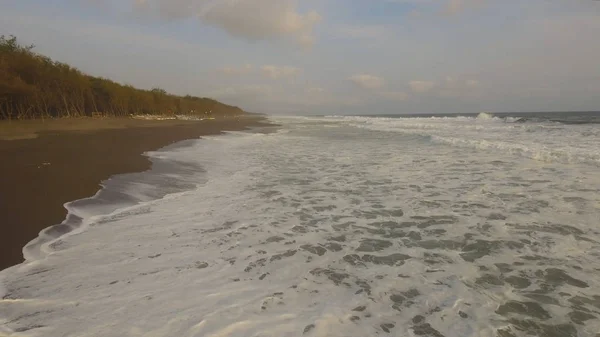 Αμμώδης παραλία κοντά στον ωκεανό — Φωτογραφία Αρχείου