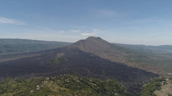 Paisaje de montaña con volcán Batur — Foto de Stock