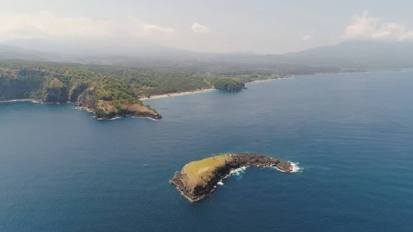 Okyanustaki Rocky Adası. — Stok fotoğraf