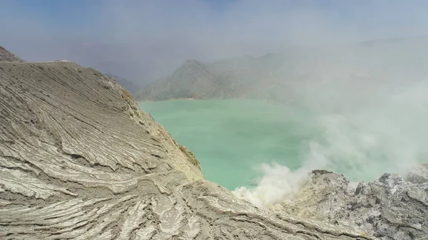 火口湖と山の風景 — ストック写真