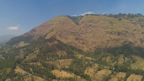 Paysage de montagne terres agricoles et village — Photo