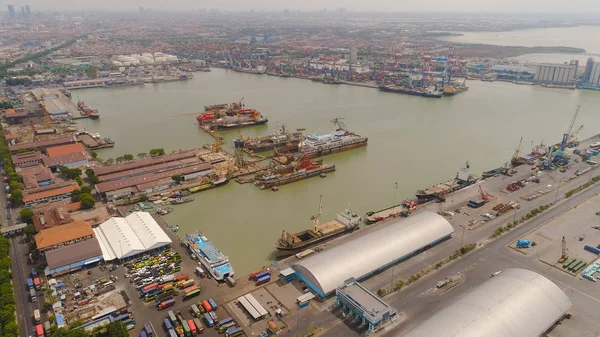 Puerto marítimo de carga y pasajeros en Surabaya, Java, Indonesia — Foto de Stock