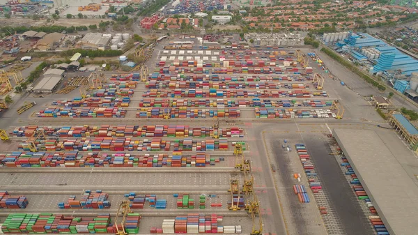 Porto de carga e passageiros em surabaya, java, indonésia — Fotografia de Stock