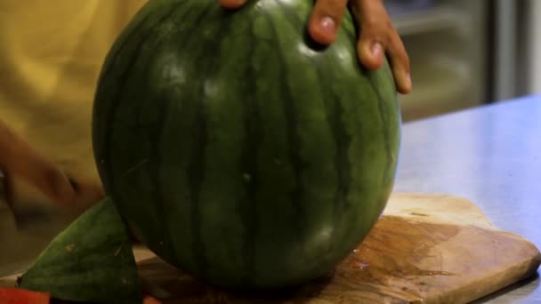 Mannenhand snijdt watermeloen — Stockvideo