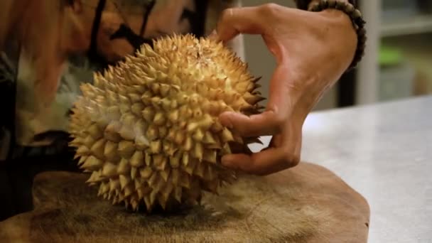 Man probeert te pellen Durian — Stockvideo