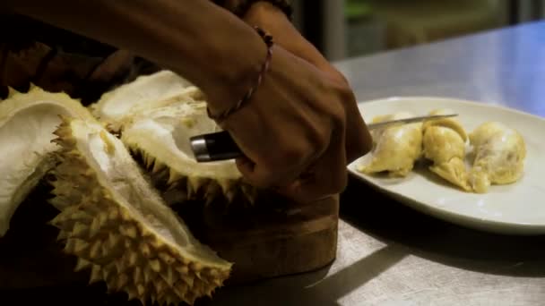 Mann versucht Durian zu schälen — Stockvideo