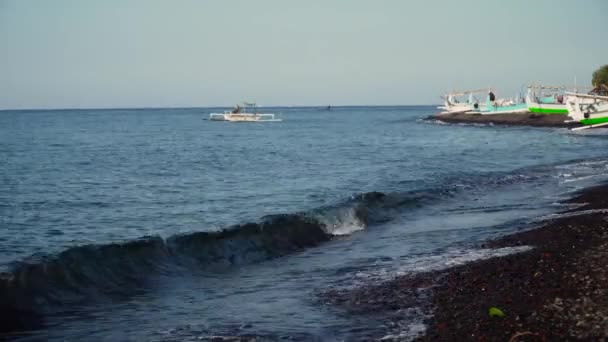 Orilla del mar con barcos de pesca — Vídeos de Stock