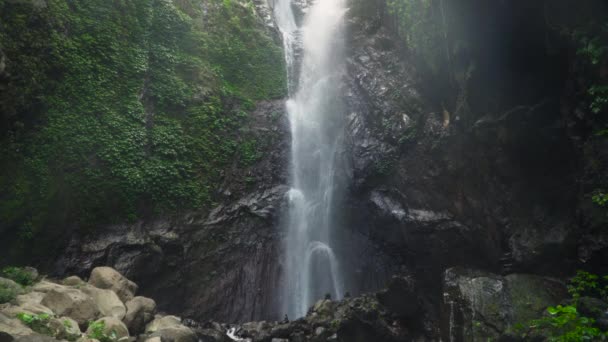 Schöner tropischer Wasserfall. — Stockvideo