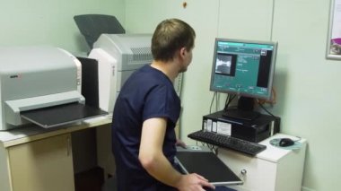 Doktor Röntgen bir hastanede bakarak