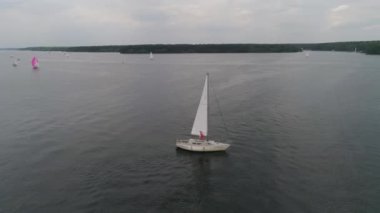 Havadan görünümü genç çift Yelkenli Yat üzerinde tatil sahiptir. Kız ve erkek Yelkenli Yat üzerinde su üzerinde yelken ve keyfini çıkarın.