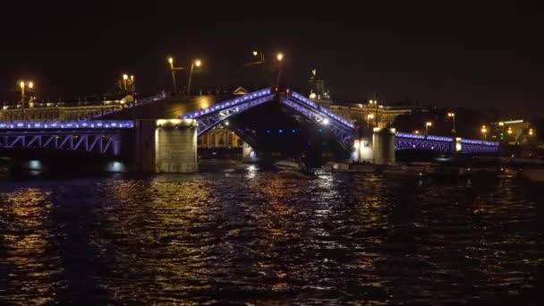 Brug met verlichting over de rivier 's nachts — Stockvideo