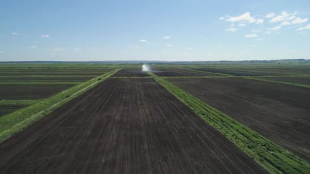 Zavlažovací systém na zemědělské půdě. — Stock video