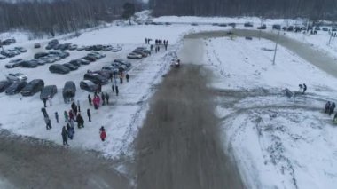 Rusya, şampiyonluk üzerinde kar motosikletleri 27 Ocak 2018: kış kar motosikletleri üzerinde yarış. Havadan görünümü: kar arabası olarak bir atlama yolu üzerinde. Kar arabası yarış eylem.