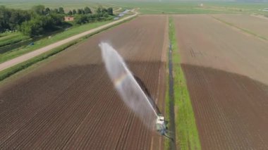 Tarım arazisindeki sulama sistemi.