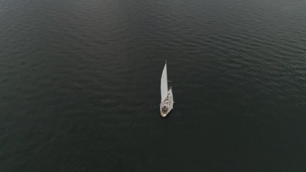 Jacht żaglowy na powierzchni wody — Wideo stockowe