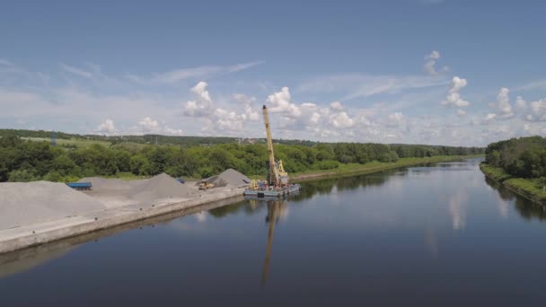 River crane excavator on barge. — Stock Video