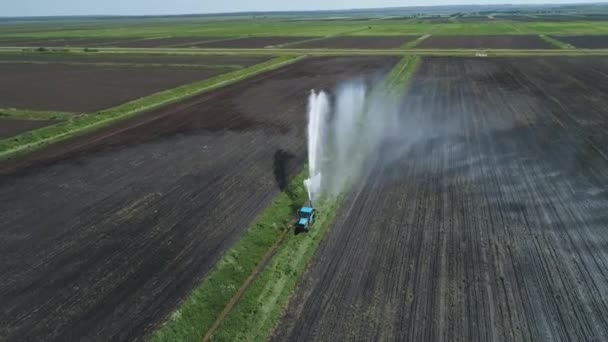 Sistema di irrigazione sui terreni agricoli. — Video Stock