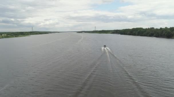 Łodzie motorowe na rzece — Wideo stockowe