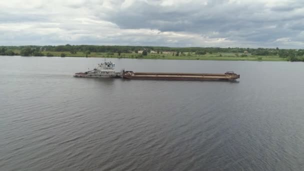 Bárka a Volga folyó — Stock videók