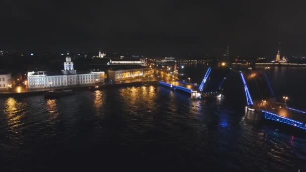 Brug met verlichting over de rivier 's nachts — Stockvideo