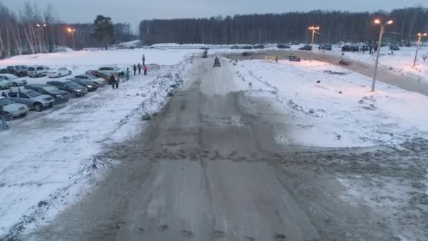 Rosja, Wyścigi skuterów śnieżnych w sezonie zimowym. Mistrzostwa na skuterach śnieżnych z 27 stycznia 2018 r. — Wideo stockowe