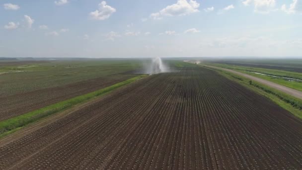 Irrigatiesysteem voor landbouwgrond. — Stockvideo