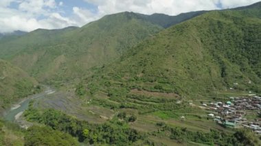 Dağlarda pirinç terasları.